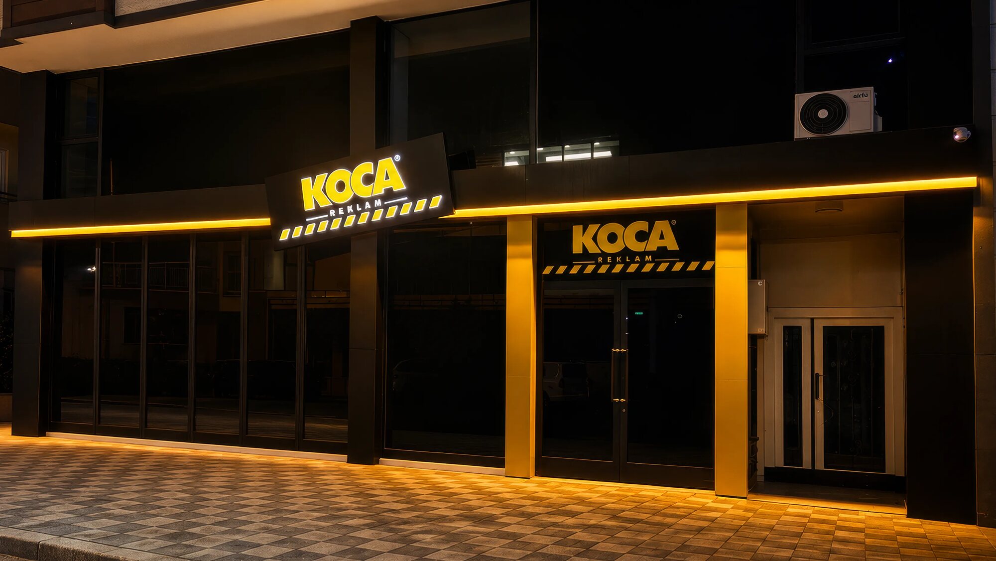 Koca Reklam Gebze Kocaeli mağaza girişi ve ışıklı KOCA REKLAM tabelası, gece